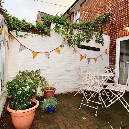 A Character Cottage In Historical Canterbury Exterior photo